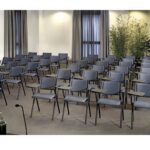 SILLA ESCOLAR RE/POLIPROPILENO AS/HULE ESPUMA TAPIZADO C/PALETA LATERAL ANTIPANICO Y RETRACTIL CROMADA RSOLOIHP85CR